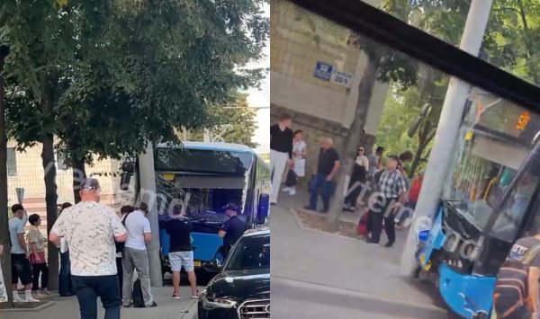 VIDEO Accident violent pe strada Ion Creangă: Un autobuz a ajuns într-un stâlp electric