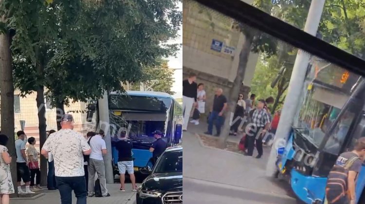 VIDEO Accident violent pe strada Ion Creangă: Un autobuz a ajuns într-un stâlp electric