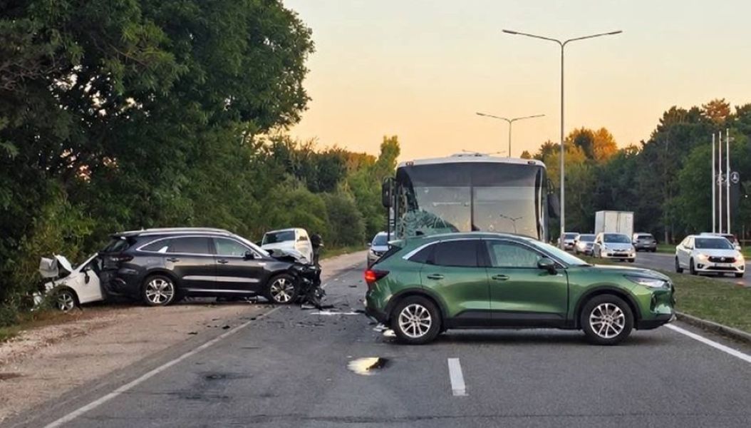 Noi detalii despre accidentul de pe bulevardul Dacia: Cinci persoane, transportate la spital