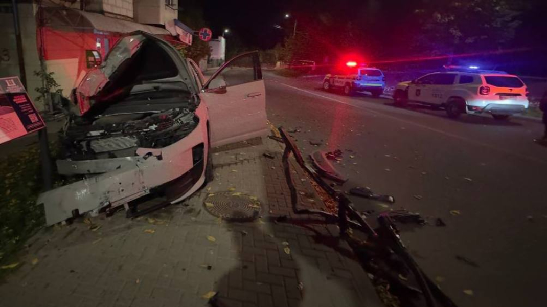 La un pas de a ajunge cu mașina într-o farmacie! Accident violent în Chișinău din cauza unui șofer beat