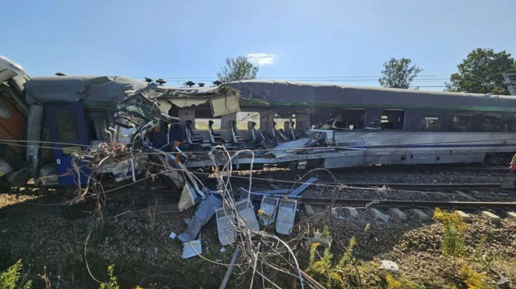 VIDEO Accident grav în Polonia: Un tren s-a izbit  un camion și a deraiat. Zeci de persoane, rănite