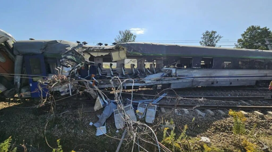 VIDEO Accident grav în Polonia: Un tren s-a izbit  un camion și a deraiat. Zeci de persoane, rănite
