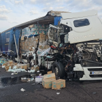 VIDEO Două autocamioane, făcute praf pe un drum din România. Marfa a fost împrăștiată