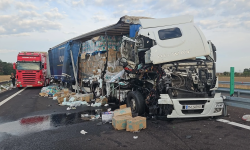 VIDEO Două autocamioane, făcute praf pe un drum din România. Marfa a fost împrăștiată