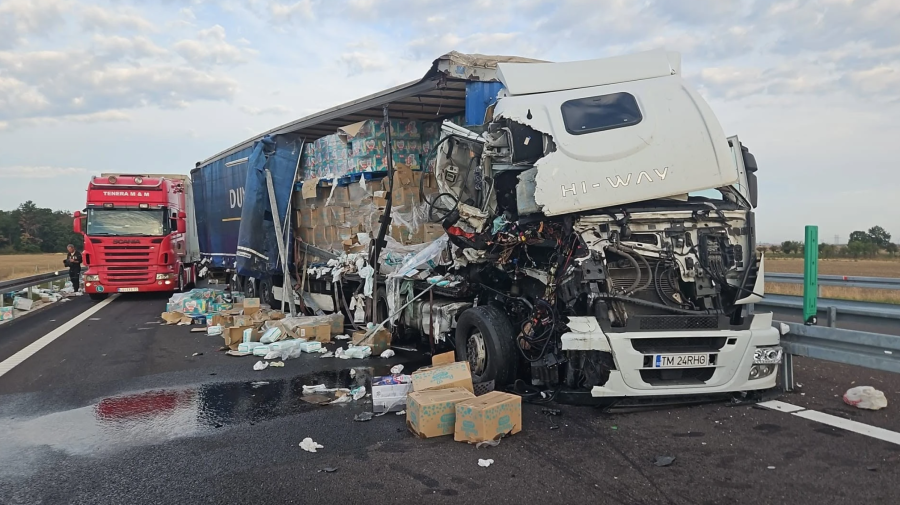 VIDEO Două autocamioane, făcute praf pe un drum din România. Marfa a fost împrăștiată
