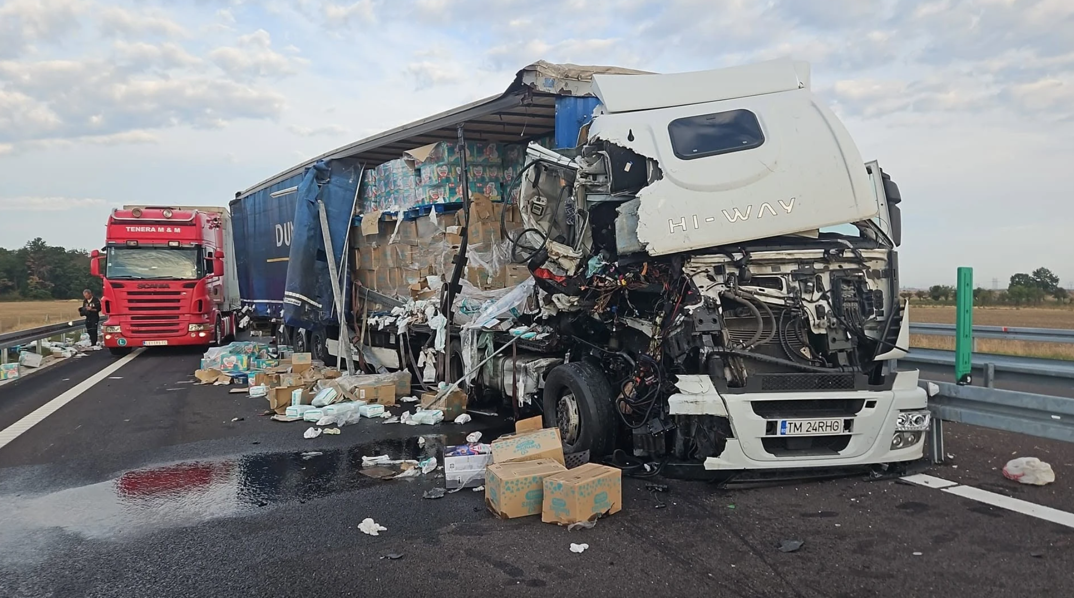 VIDEO Două autocamioane, făcute praf pe un drum din România. Marfa a fost împrăștiată
