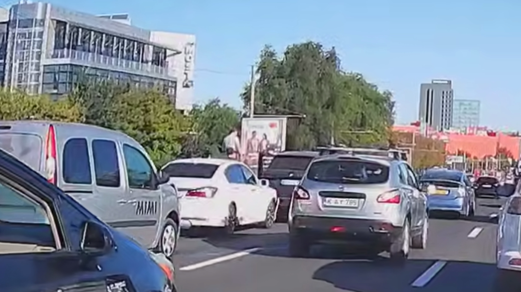 VIDEO Șase mașini, implicate într-un accident în lanț pe viaductul din Chișinău