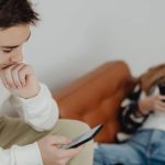 Meta introduce reguli mai stricte pentru adolescenți: Limită de 2 ore pe zi și restricții pe timp de noapte pe rețele