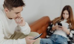 Meta introduce reguli mai stricte pentru adolescenți: Limită de 2 ore pe zi și restricții pe timp de noapte pe rețele