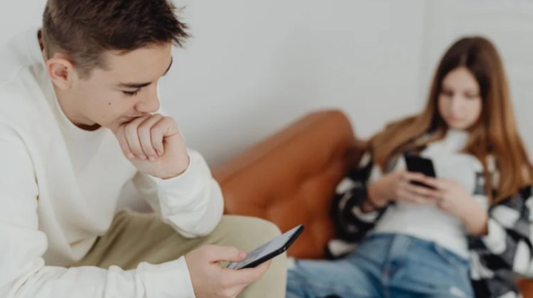Meta introduce reguli mai stricte pentru adolescenți: Limită de 2 ore pe zi și restricții pe timp de noapte pe rețele