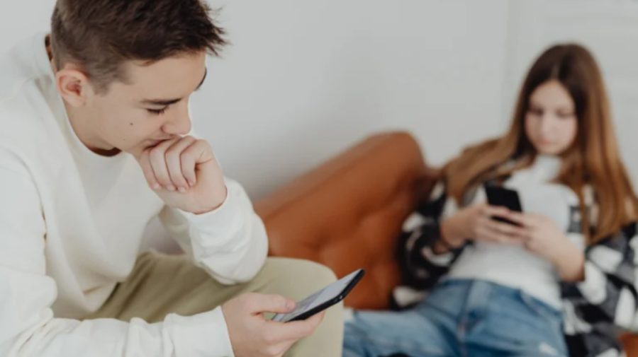 Meta introduce reguli mai stricte pentru adolescenți: Limită de 2 ore pe zi și restricții pe timp de noapte pe rețele