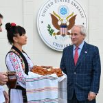 FOTO Noul ambasador al SUA în Moldova și soția sa, întâmpinați cu pâine și sare la Chișinău