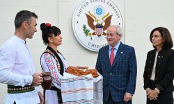 FOTO Noul ambasador al SUA în Moldova și soția sa, întâmpinați cu pâine și sare la Chișinău