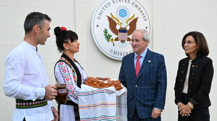 FOTO Noul ambasador al SUA în Moldova și soția sa, întâmpinați cu pâine și sare la Chișinău