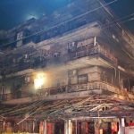 VIDEO Mai multe explozii, apoi flăcări: Incendiu violent într-un bloc cu 16 apartamente din Atena