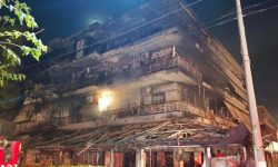 VIDEO Mai multe explozii, apoi flăcări: Incendiu violent într-un bloc cu 16 apartamente din Atena