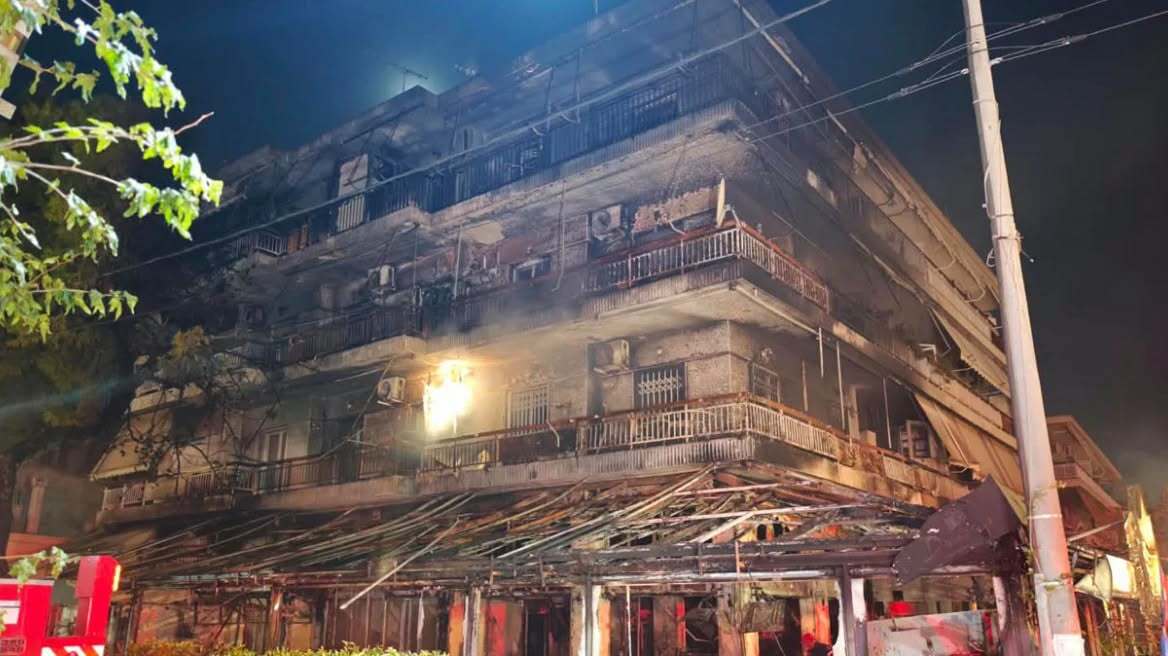 VIDEO Mai multe explozii, apoi flăcări: Incendiu violent într-un bloc cu 16 apartamente din Atena