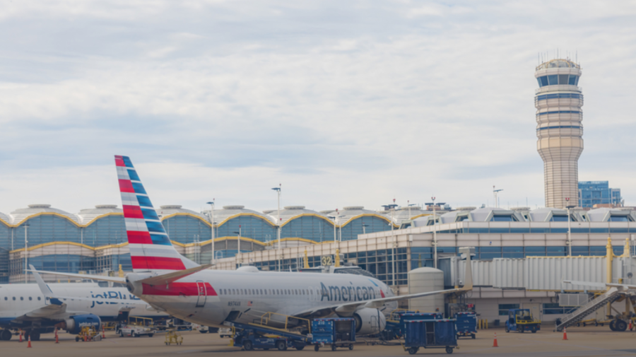 O dronă a oprit zborurile pe un aeroport aglomerat din Washington