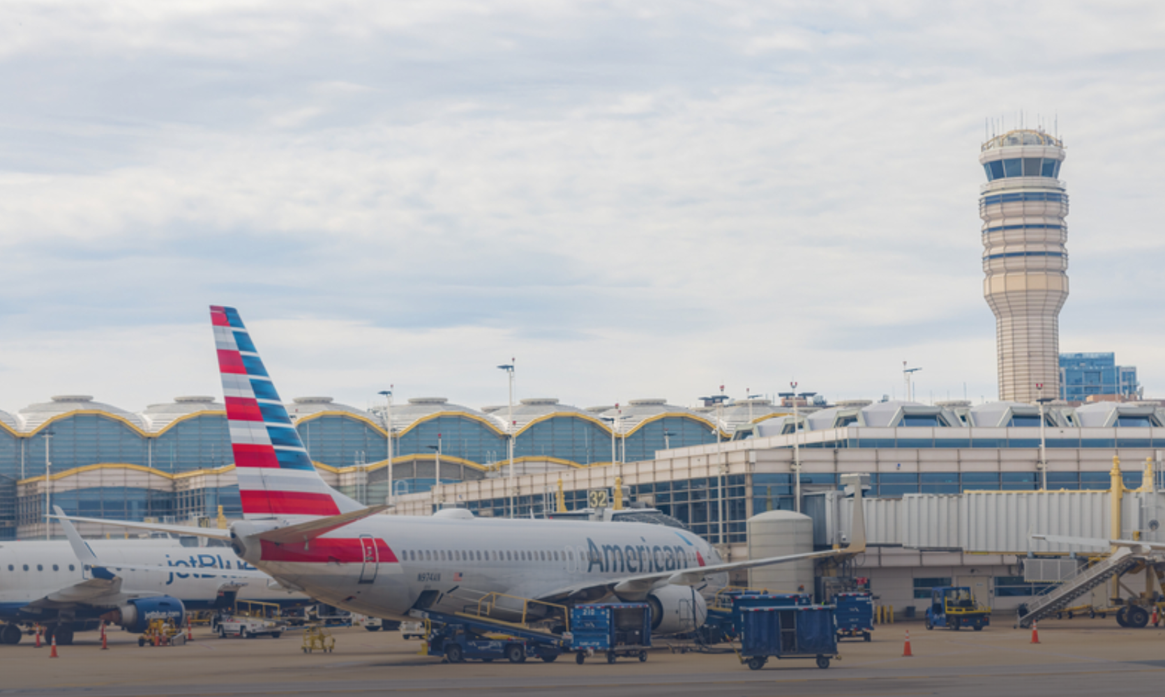O dronă a oprit zborurile pe un aeroport aglomerat din Washington