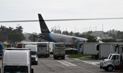Un avion a ratat pista la aterizare în Miami și a intrat în mai multe mașini. Sunt cinci morți