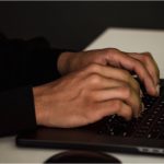 Adolescent din Suedia, condamnat la peste 10 ani pentru crime comandate pe internet
