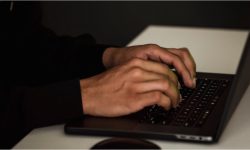 Adolescent din Suedia, condamnat la peste 10 ani pentru crime comandate pe internet
