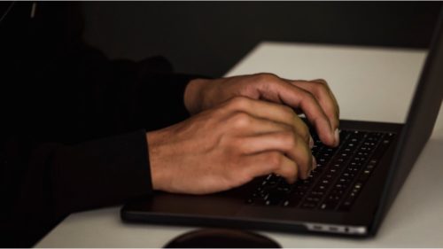 Adolescent din Suedia, condamnat la peste 10 ani pentru crime comandate pe internet