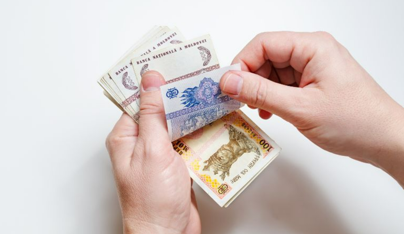 Până la patru mii de lei pentru bugetari: Parlamentul a votat în prima lectură modificarea Legii bugetului de stat