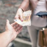 Și-a vândut terenurile agricole și a dat banii escrocilor: O femeie din Dondușeni a rămas fără 672 de mii de lei