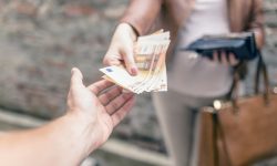 Și-a vândut terenurile agricole și a dat banii escrocilor: O femeie din Dondușeni a rămas fără 672 de mii de lei