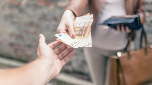 Și-a vândut terenurile agricole și a dat banii escrocilor: O femeie din Dondușeni a rămas fără 672 de mii de lei