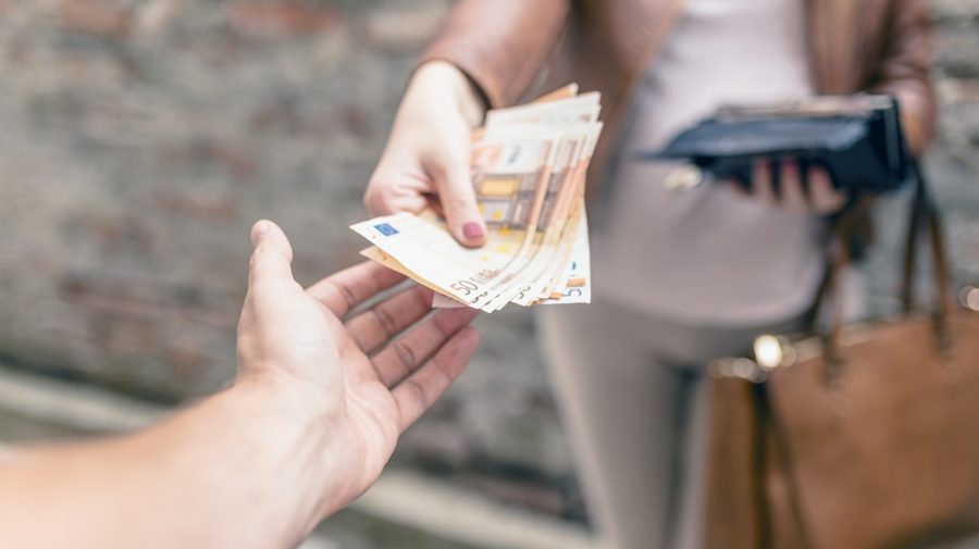Și-a vândut terenurile agricole și a dat banii escrocilor: O femeie din Dondușeni a rămas fără 672 de mii de lei