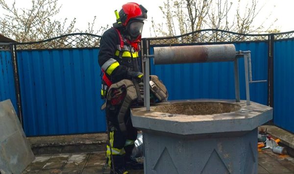 Incident într-o gospodărie din Dondușeni. Bărbat, salvat după ce a căzut într-o fântână de șapte metri