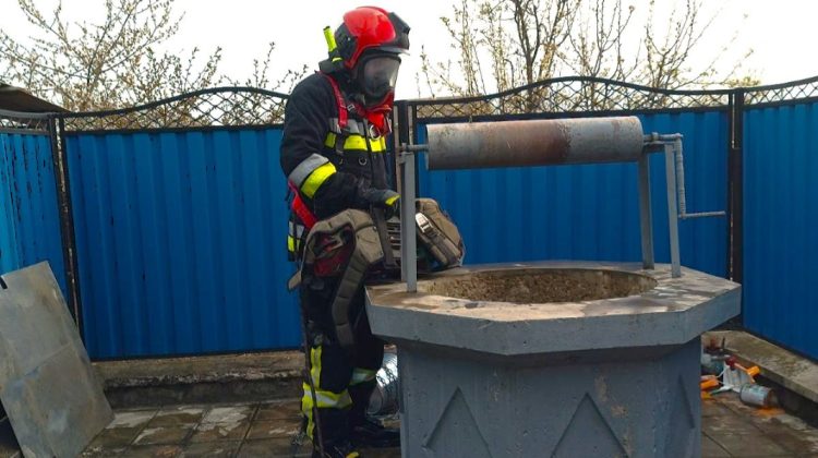 Incident într-o gospodărie din Dondușeni. Bărbat, salvat după ce a căzut într-o fântână de șapte metri