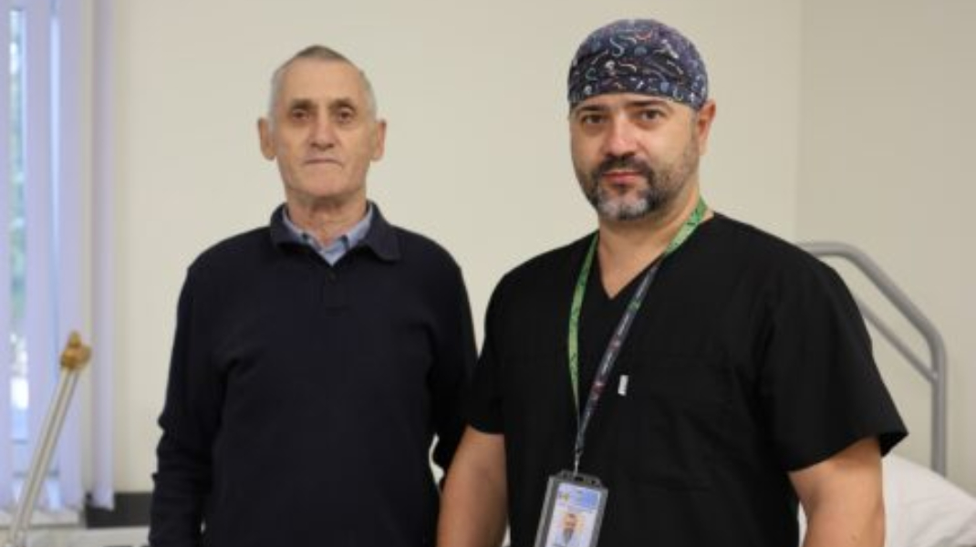 FOTO Premieră medicală în Moldova: Un bărbat a primit o proteză inovatoare de genunchi