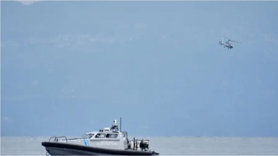Barca în care se aflau două persoane s-a răsturnat în Marea Ionică. Un cetățean român, dat dispărut