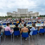 Record mondial: Peste 20.000 de oameni s-au așezat la cea mai lungă masă din lume, la București