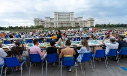 Record mondial: Peste 20.000 de oameni s-au așezat la cea mai lungă masă din lume, la București