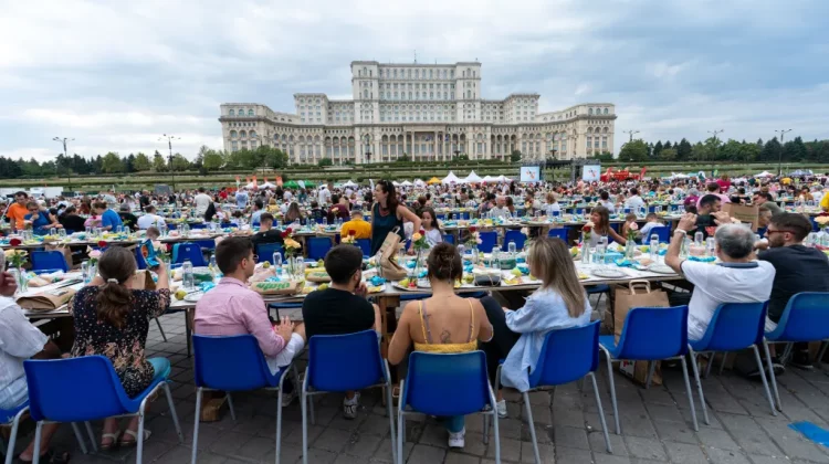 Record mondial: Peste 20.000 de oameni s-au așezat la cea mai lungă masă din lume, la București