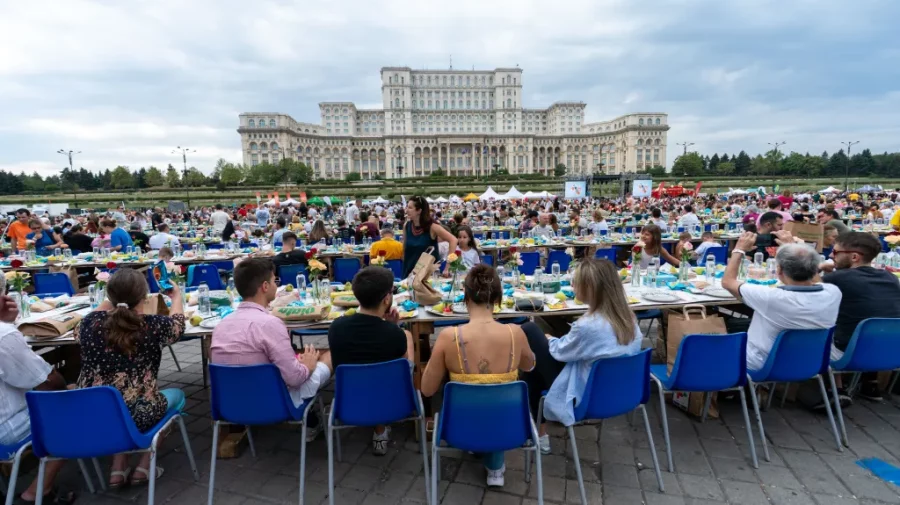 Record mondial: Peste 20.000 de oameni s-au așezat la cea mai lungă masă din lume, la București