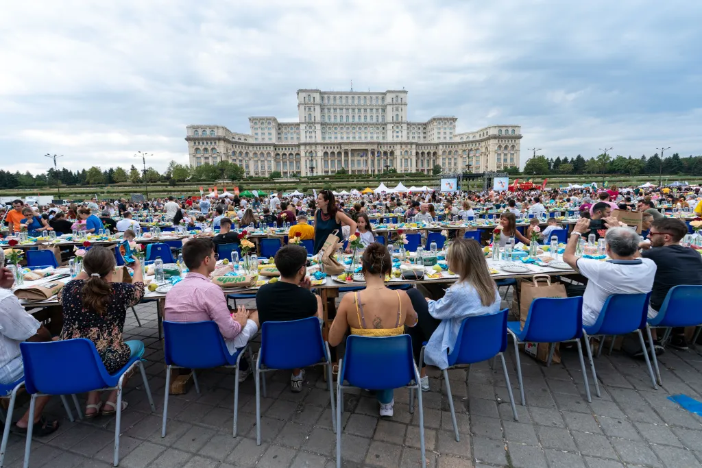 Record mondial: Peste 20.000 de oameni s-au așezat la cea mai lungă masă din lume, la București