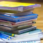 Manuale rupte, murdare sau cu pagini lipsă: Părinții pot cere înlocuirea lor printr-un formular online