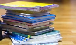 Manuale rupte, murdare sau cu pagini lipsă: Părinții pot cere înlocuirea lor printr-un formular online