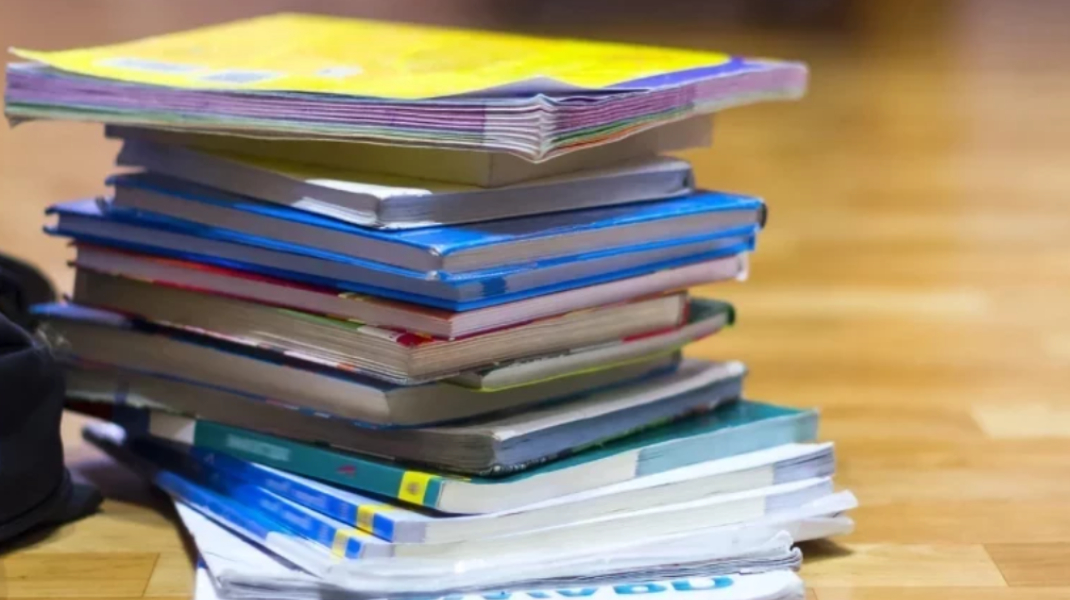 Manuale rupte, murdare sau cu pagini lipsă: Părinții pot cere înlocuirea lor printr-un formular online