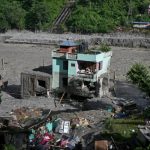 O casă a rămas în picioare după ce a fost lovită de viitura din Nepal