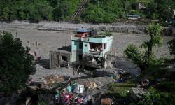 O casă a rămas în picioare după ce a fost lovită de viitura din Nepal