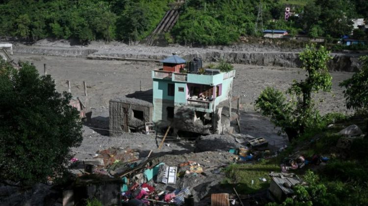 O casă a rămas în picioare după ce a fost lovită de viitura din Nepal