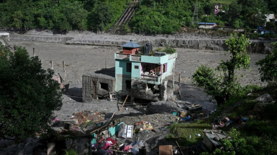 O casă a rămas în picioare după ce a fost lovită de viitura din Nepal
