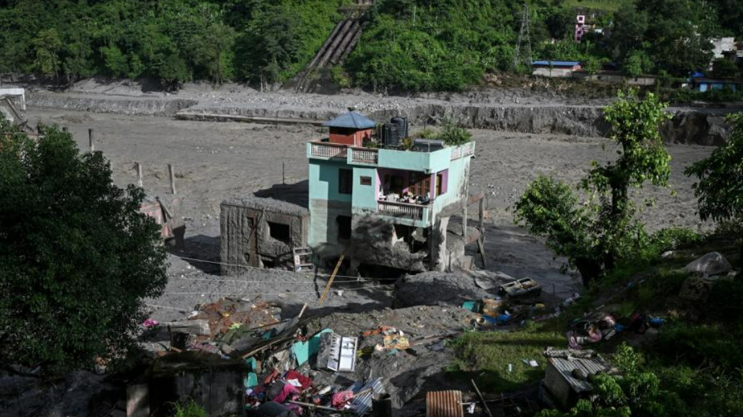 O casă a rămas în picioare după ce a fost lovită de viitura din Nepal