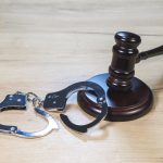 S-a prezentat drept polițist și a șantajat un bărbat, obținând peste 100 000 de lei. Inculpatul, condamnat